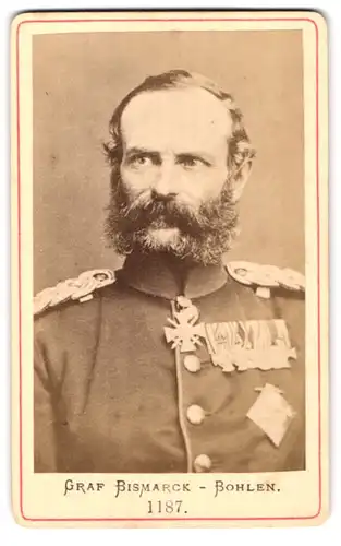 Fotografie Fotograf und Ort unbekannt, Portrait Graf Bismarck-Bohlen in Uniform mit Ordenspange und Vollbart