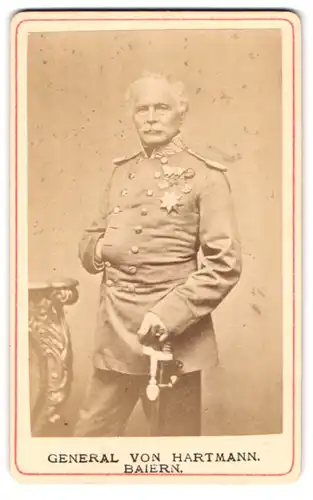 Fotografie Fotograf und Ort unbekannt, Portrait General von Hartmann Baiern in Uniform mit Ordenspange und Epauletten