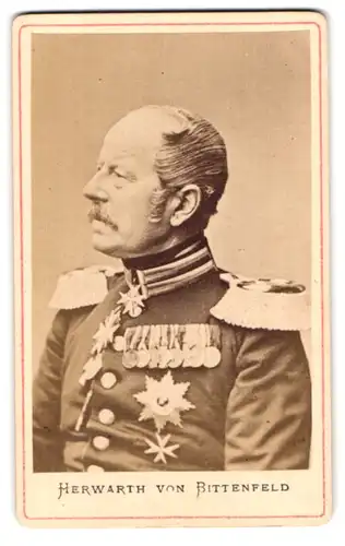 Fotografie Fotograf und Ort unbekannt, Portrait Herwarth von Bittenfeld in Gardeuniform mit Ordenspange