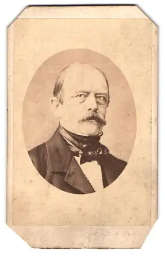 Fotografie Fotograf und ORt unbekannt, Portrait Graf Otto von Bismarck im Anzug mit Fliege