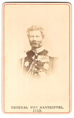 Fotografie Fotograf und Ort unbekannt, Portrait General Edwin von Manteuffel in Gardeuniform mit Ordenspange, Epauletten