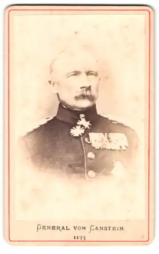 Fotografie Fotograf und ORt unbekannt, Portrait General Raban von Canstein in Uniform mit Ordenspange