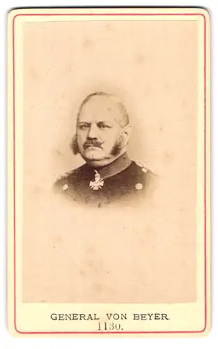 Fotografie Fotograf und Ort unbekannt, Portrait General von Beyer in Uniform mit Orden und Backenbart