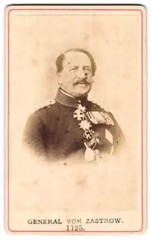 Fotografie Fotograf und Ort unbekannt, Portrait General von Zastrow in Uniform mit Ordenspange und weiteren Orden