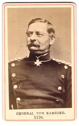 Fotografie Fotograf und Ort unbekannt, Portrait General von Kamecke in Chevaulegers Uniform mit Ordenspange