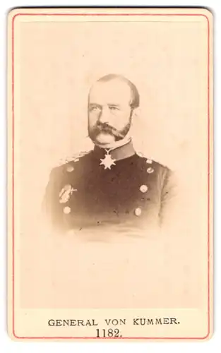 Fotografie Fotograf und Ort unbekannt, Portrait General von Kummer in Uniform mit Orden und Backenbart
