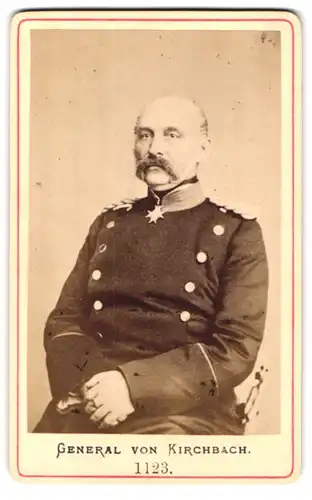 Fotografie Fotograf und Ort unbekannt, Portrait General von Kirchbach in Uniform mit Orden, Bajonett