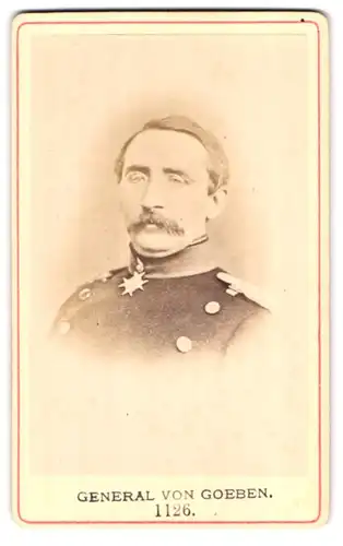 Fotografie Fotograf und Ort unbekannt, Portrait General von Goeben in Uniform mit Orden und Zwicker Brille