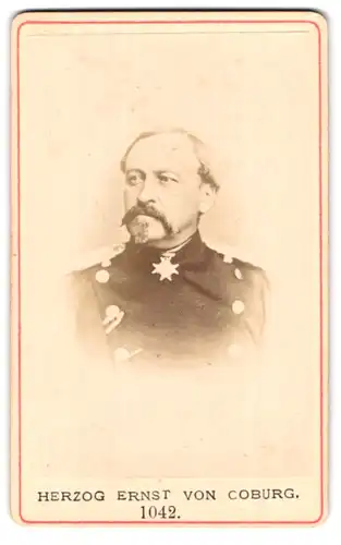 Fotografie Fotograf und Ort unbekannt, Portrait Herzog Ernst von Coburg in Uniform mit Pour le Merit Orden