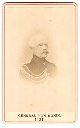 Fotografie Fotograf und Ort unbekannt, Portrait General von Bonin in Uniform mit Schützenschnur