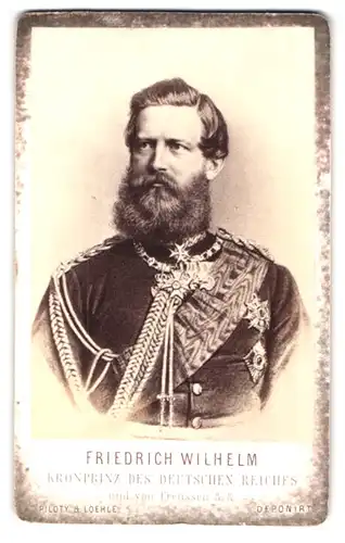 Fotografie Piloty & Loehle, München, Portrait Kronprinz Friedrich Wilhelm in Uniform mit Orden und Schützenschnur