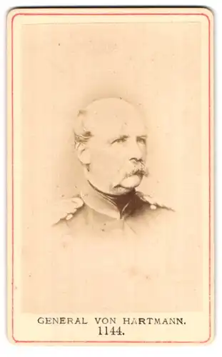 Fotografie Fotograf und Ort unbekannt, Portrait General von Hartmann in Uniform mit Walrossbart