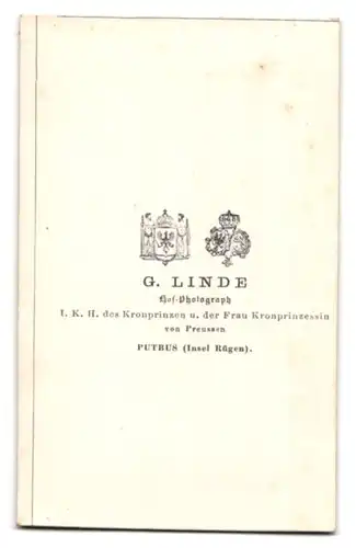 Fotografie G. Linde, Putbus, Portrait Junge im feinen Anzug mit Mütze und Fliege