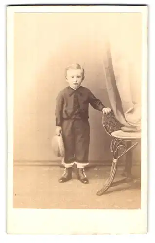 Fotografie G. Linde, Putbus, Portrait kleiner Junge im Anzug mit Hut