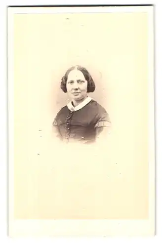 Fotografie G. Linde, Putbus, Portrait Frau im Kleid mit Zöpfen