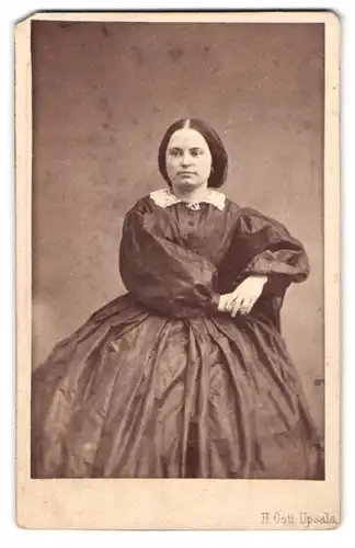 Fotografie Henry Osti, Upsala, Portrait junge Frau im Reifrockkleid mit Rüschenkragen