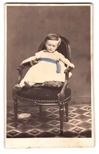 Fotografie Gerschel Freres, Strasbourg, Place Kleber 31, Portrait kleines Kind im Kleid sitzt auf einem Stuhl