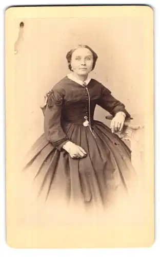 Fotografie C. Pohlmann, Magdeburg, Breite Weg 21 u. 22, Portrait Dame im schwarzen Kleid mit zurückgebundenen Haaren