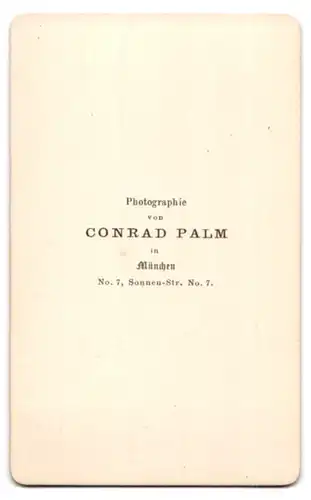 Fotografie Conrad Palm, München, Sonnen-Str. 7, Portrait junge Frau im gestreiften Kleid mit Bolero