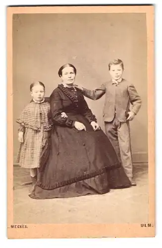Fotografie Meckes, Ulm, Promenadenstr., Portrait Mutter mit Kindern im dunklen Kleid