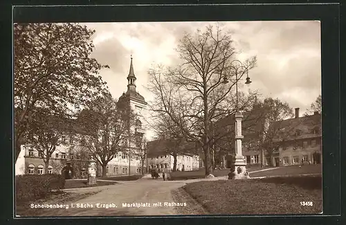 AK Scheibenberg i. Sächs. Erzgeb., Marktplatz mit Rathaus und Litfasssäule