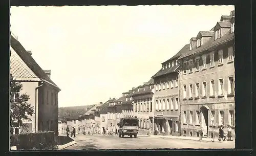 AK Zöblitz /Erzgeb., Blick in die Hauptverkehrsstrasse mit Geschäften