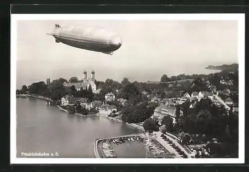 AK Friedrichshafen a. B., Zeppelin über der Stadt