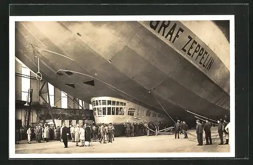 AK Luftschiff Graf Zeppelin startbereit in der Halle