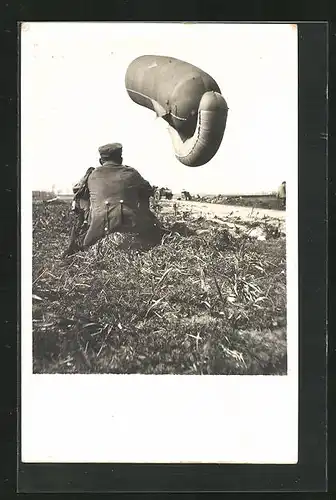 Foto-AK Soldat in Uniform auf einer Wiese und Ballon