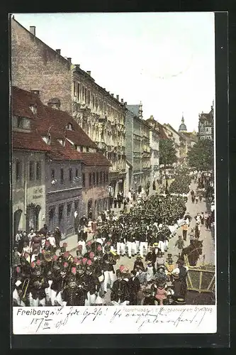 AK Freiberg, Poststrasse mit der Bergparade am Streittag