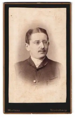 Fotografie Mertens, Rendsburg, Altstadt 223, Herr mit Brille und Mittelscheitel