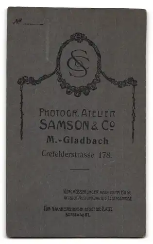 Fotografie Samson & Co., Mönchengladbach, Crefelderstrasse 178, Dame in Schwarz nebst Stuhl