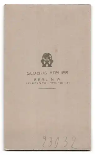 Fotografie Globus Atelier, Berlin, Leipziger Strasse 132 /137, Mädchen in Schwarz nebst Stuhl