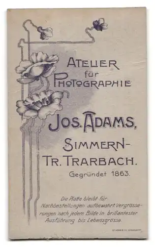 Fotografie Jos. Adams, Simmern, Dame mit gelocktem Haar in weissem Kleid
