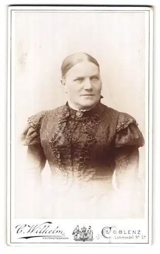 Fotografie C. Wilhelm, Coblenz, Löhrrondell 5, Maskulin wirkende Frau