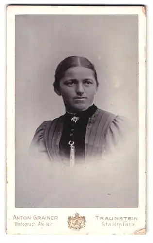 Fotografie Anton Grainer, Traunstein, Stadtplatz, Frau mit Doppelkinn