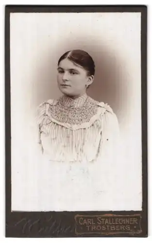 Fotografie Carl Stallechner, Trostberg, Fräulein mit kariertem Kragen