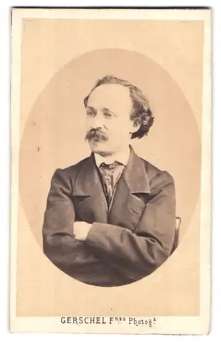 Fotografie Gerschel Freres, Strasbourg, Place Kleber 31, Portrait Herr im Anzug mit Schlips und Walrossbart