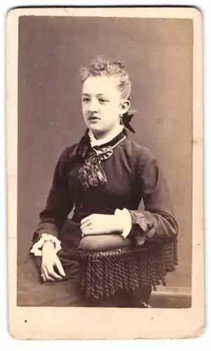 Fotografie J. Oefsaur, New York, Third Avenue 828 & 830, Portrait junge Frau im Kleid mit Rüschen, Locken