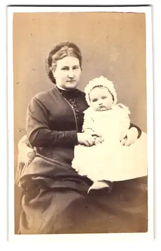 Fotografie M. Alophe, Paris, Boulevard des Capucines 35, Portrait Mutter mit Kleinkind auf dem Schoss