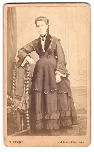Fotografie W. Kandel, Saarlouis, v. d. französ. Thor, Portrait Dame im Biedermeierkleid mit Sommerschirm