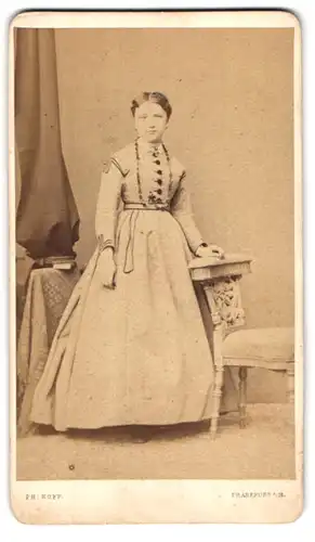 Fotografie Philipp Hoff, Frankfurt a. M., Bleichstr. 38a, Portrait junge Frau im hellen Kleid mit langer Kette