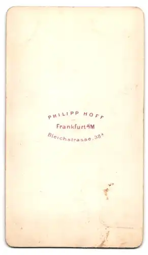 Fotografie Philipp Hoff, Frankfurt a. M., Bleichstr. 38a, Portrait junge Frau im hellen Kleid mit langer Kette