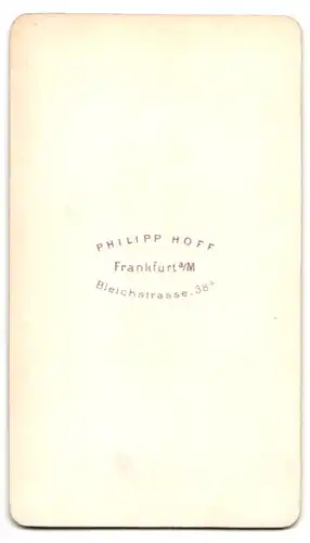 Fotografie Ph. Hoff, Frankfurt a. M., Bleichstr. 38a, Portrait Mann im Anzug mit Fliege und Backenbart