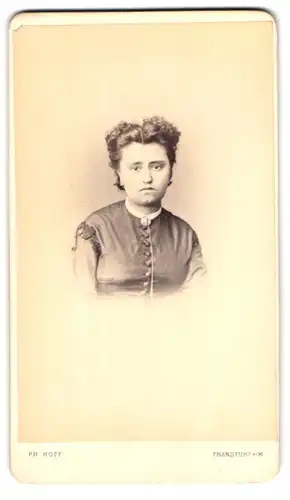 Fotografie Ph. Hoff, Frankfurt a. M., Bleichstr. 38a, Portrait Frau im seidenen Kleid mit Locken