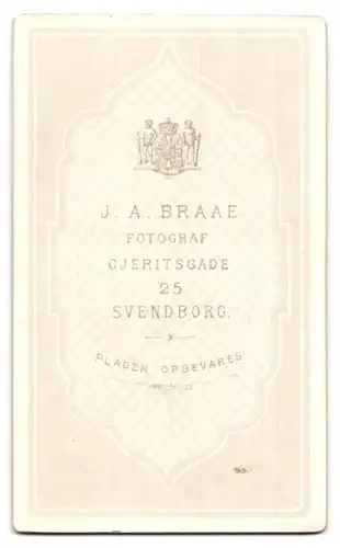 Fotografie J. A. Braae, Svendborg, Gjeritsgade 25, Portrait junge Frau im schwarzen Kleid mit Kette und Anhänger