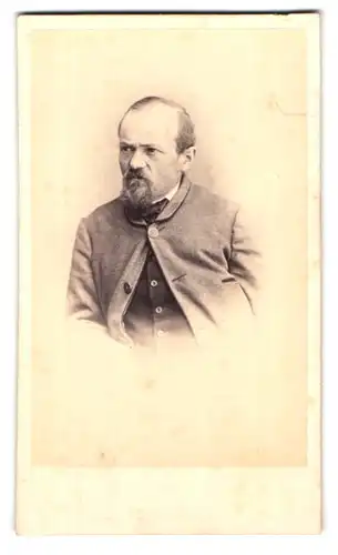 Fotografie I. N. Heinemann, Hüfingen, Portrait älterer Mann im Anzug mit Bart