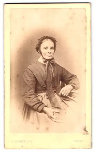 Fotografie J. Schneebeli, Zürich, Storchengasse, Portrait alte Frau im Biedermeierkleid mit Haube