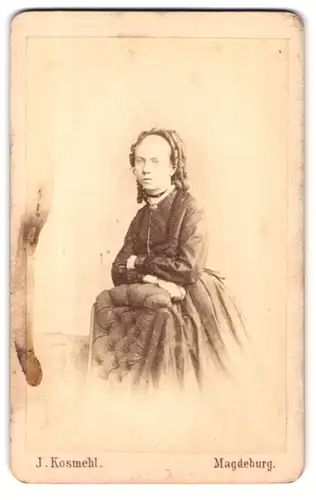 Fotografie J. Kosmehl, Magdeburg, Stephansbrücke 36, Portrait junge Frau im seidenen Kleid mit Locken