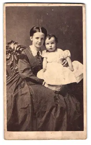 Fotografie Fotograf und Ort unbekannt, Portrait Mutter im Biedermeierkleid mit Kleinkind im weissen Kleidchen